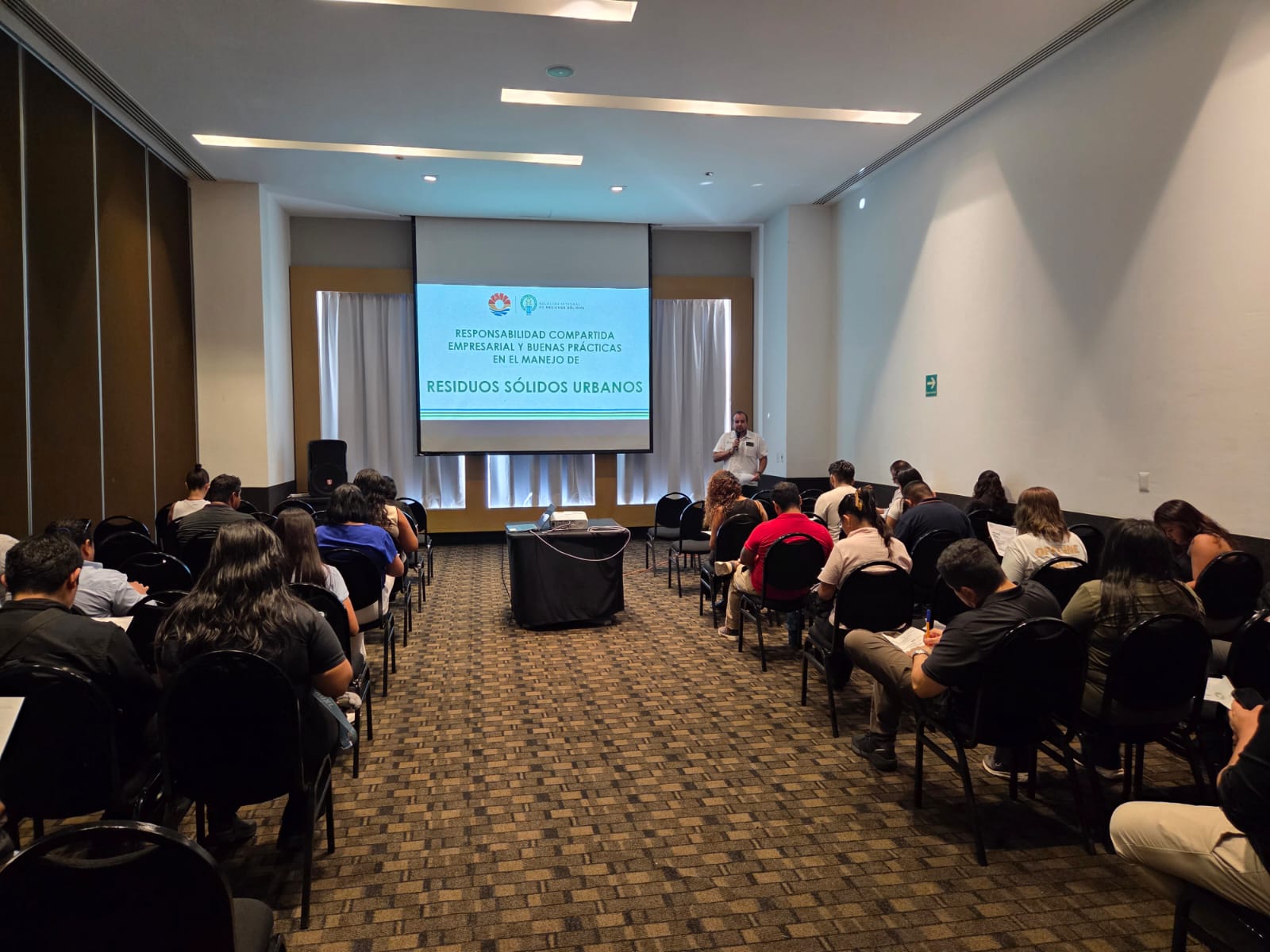 Ponente de SIRESOL Cancún explicando las obligaciones de los generadores a nivel empresarial durante la capacitación